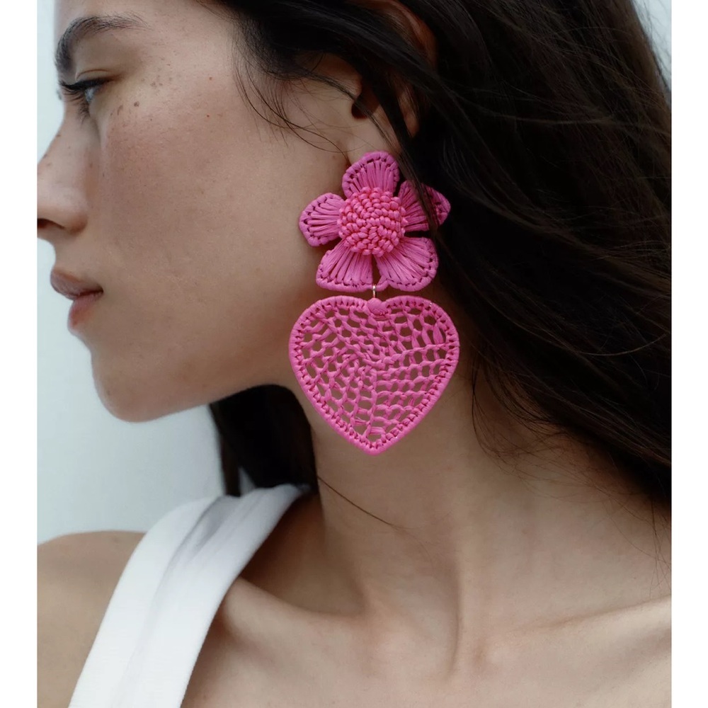 NEW ! ZARA  2025 COLLECTION FLORAL HEART EARRINGS
🚨FIRM PRICE NO DISCOUNT
